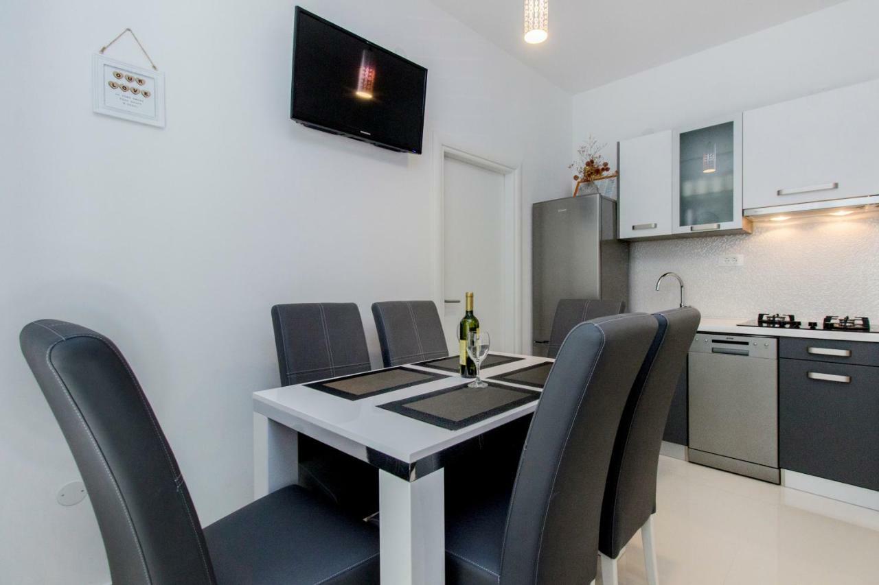 Vesna Apartment Grebastica
